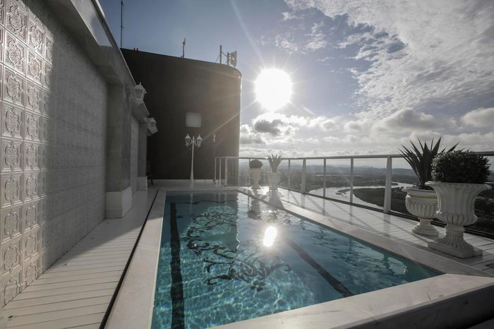 Com vista para o Mampituba, piscina segue linguagem clássica do interior do imóvel