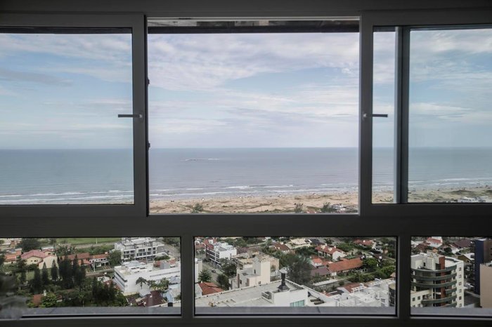 Da sala, uma vista privilegiada da praia e da Ilha dos Lobos