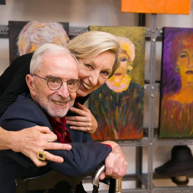  PORTO ALEGRE, RS, BRASIL, 30.11.2018. Rui e Doris Spohr. O estilista Rui Spohr faz sua primeira exposição de pinturas. (FOTO ANDRÉA GRAIZ/AGÊNCIA RBS).Indexador: Anderson Fetter<!-- NICAID(13859504) -->