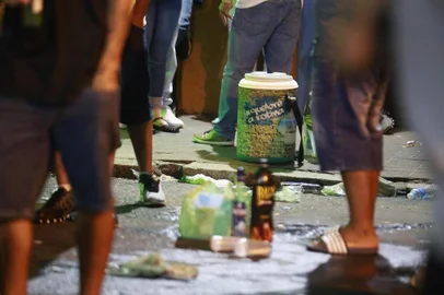  PORTO ALEGRE, RS, BRASIL - 05/03/2018 - Nos últimos finais de semana, jovens estacionam carros na República e Lima e Silva e armam festas informais com muito funk a todo volume. Vizinhos relatam cenas de "chinelagem": gritaria, pequenos arrastões, gente bebum fazendo arruaça. (FOTO: ANSELMO CUNHA/AGÊNCIA RBS)<!-- NICAID(13440945) -->