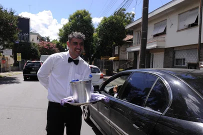  CAXIAS DO SUL, RS, BRASIL, 07/02/2020 - O desempregado João César Santos Mariano vende água na Visconde de Pelotas, vestido de garçom. Usa bandeja e balde com gelo para atender aos clientes. Neste dia 7 de fevereiro é o seu aniversário, quando completa 33 anos. (Marcelo Casagrande/Agência RBS)
