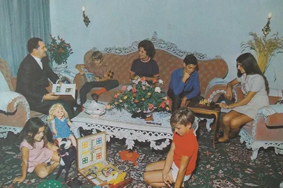 Calendário Antoniano de 1972, impresso pela Editora São Miguel. Fotos do Studio Geremia. Na foto, A fotografia ao lado, captada por Ulysses Geremia na sala do apartamento da Rua Os Dezoito do Forte em 1971, traz José Zugno, a esposa Zelia e os filhos Denise e Neco (à frente, sentados no chão) e Ricardo (Tando), Zico e Teresa (ao fundo). Os sofás e a mesa? Os clássicos modelos em madeira esculpida e veludo produzidos pelos Móveis Knob (ou o Aimi), cuja fábrica e loja situavam-se na Avenida São Leopoldo.