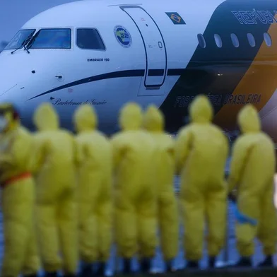 Brasileiros trazidos do epicentro do coronavÃ­rus na China chegam a GoiÃ¡sANÃPOLIS, GO, 09.02.2019 - Brasileiros trazidos da China desembarcam das aeronaves enviadas pelo governo brasileiro Ã  Wuhan, epicentro do epidemia do coronavÃ­rus; 34 brasileiros foram repatriados, trazidos em dois aviÃµes da FAB atÃ© a base aÃ©rea de AnÃ¡polis (GO), cidade a 150 km de BrasÃ­lia (DF). Eles ficarÃ£o 18 dias em quarentena em um local preparado dentro da base. (Foto: Pedro Ladeira/Folhapress)Local: ANAPOLIS ;GO ;BRASIL<!-- NICAID(14413326) -->