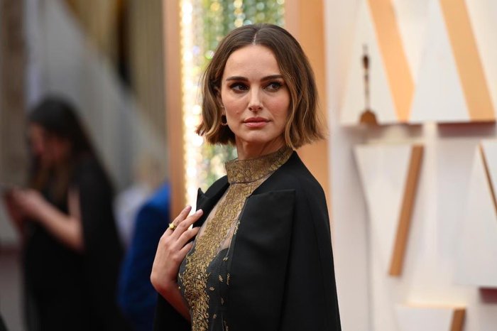 Natalie Portman usa capa com nomes de diretoras que não foram indicadas ao  Oscar | Donna