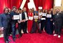 Oscar 2020: Petra Costa e equipe fazem protesto no tapete vermelho