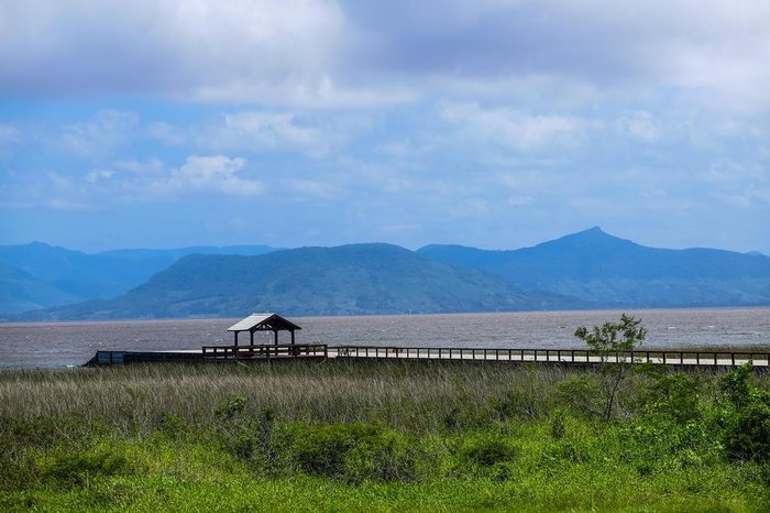 Lagoa dos Quadros com montanhas ao fundo