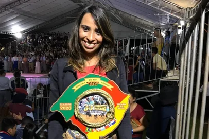 Caxiense Romila Hofmann do Amaral, 30 anos, conquistou o título na declamação na categoria prenda adulta do 33º Rodeio Internacional de Vacaria