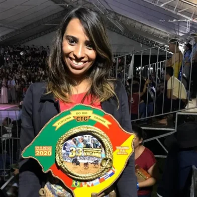 Caxiense Romila Hofmann do Amaral, 30 anos, conquistou o título na declamação na categoria prenda adulta do 33º Rodeio Internacional de Vacaria