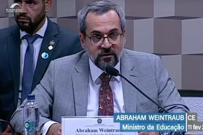 Em audiência pública convocada para esclarecer as falhas na correção das provas do Exame Nacional do Ensino Médio (Enem) 2019, o ministro da Educação, Abraham Weintraub, afirmou que, apesar dos problemas, esse foi o melhor Enem de todos os tempos. Em exposição antes de uma sabatina no Senado Federal, Weintraub dedicou a maior parte do tempo a exaltar sua atuação e apresentar feitos do Ministério da Educação (MEC) sob sua gestão, pouco explicando os erros.<!-- NICAID(14415272) -->