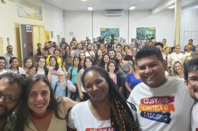 Da esquerda para a direita, Pastor Henrique Vieira, deputada e pré-candidata à prefeitura Fernanda Melchionna, e os pré-candidatos Bianca Ramires, César Souza e Tiago Santos.Créditos: Raquel Matos/PSOL