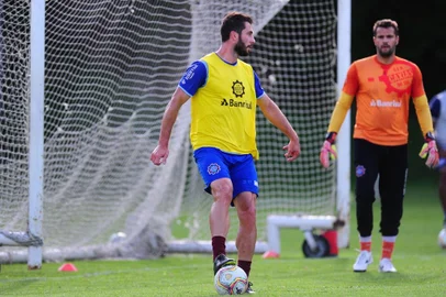  CAXIAS DO SUL, RS, BRASIL, 11/02/2020. Treino do Caxias no CT. O time grená se prepara para o confronto contra o Ypiranga de Erechim, válido pelas semifinais da Taça Cel. Ewaldo Poeta, primeiro turno do Campeonato Gaúcho 2020 (Gauchão 2020). Na foto, zagueiro Laércio (E).  (Porthus Junior/Agência RBS)Indexador: Porthus Junior                  