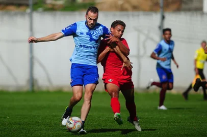  CAXIAS DO SUL, RS, BRASIL, 12/02/2020. Caxias x Brasil-Far, jogo treino realizado no gramado suplementar do Centenário. Na foto, meia Felipe Tontini (E). (Porthus Junior/Agência RBS)Indexador: Porthus Junior                  