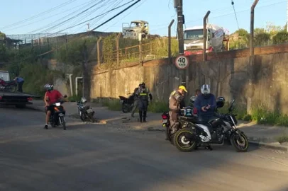 Contra assaltos a pedestres e furtos de veículos, a Operação Capacete Limpo foi lançada em Caxias do Sul nesta quarta-feira (12). A estratégia reúne agentes em motocicletas da Brigada Militar, Guarda Municipal e Fiscalização de Trânsito para ampliar o número de abordagens e coibir crimes praticados com este tipo de automóvel.