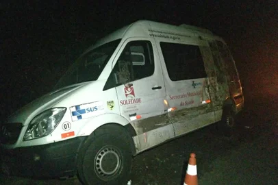 Acidente entre dois caminhões na BR-386, em São José do Herval, atinge van da Secretaria da Saúde de Soledade