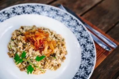  PORTO ALEGRE, RS, BRASIL,  31/07/2017 : Destemperados - Receitas mediterrâneas: Salada de feijão fradinho, Salada de pepino com iogurte e dill, Caponata de abobrinha,  Kafta com hortelã, Mjadra. (Omar Freitas/Agência RBS)Indexador: Omar Freitas