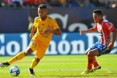  Jorge Sanchez (R) of Atletico San Luis vies for the ball with Rafael Carioca of Tigres during the Mexican Apertura 2019 tournament football match at Alfonso Lastras stadium in San Luis Potosi, Mexico on August 17, 2019. (Photo by VICTOR CRUZ / AFP)Editoria: SPOLocal: San Luis PotosíIndexador: VICTOR CRUZSecao: soccerFonte: AFPFotógrafo: STR