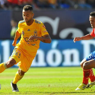  Jorge Sanchez (R) of Atletico San Luis vies for the ball with Rafael Carioca of Tigres during the Mexican Apertura 2019 tournament football match at Alfonso Lastras stadium in San Luis Potosi, Mexico on August 17, 2019. (Photo by VICTOR CRUZ / AFP)Editoria: SPOLocal: San Luis PotosíIndexador: VICTOR CRUZSecao: soccerFonte: AFPFotógrafo: STR