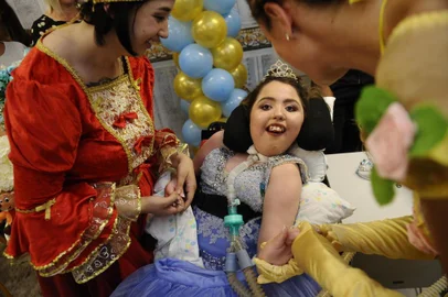  CAXIAS DO SUL, RS, BRASIL (13/02/2020)Kimberlly Nogueira dos Santos, carinhosamente conhecida como Kika, comemorou os 15 anos (que completa no dia 15 de fevereiro) nesta quinta-feira (13), no Hospital Virvi Ramos, em Caxias do Sul. Ela vive no hospital desde os cinco meses de idade, quando foi diagnosticada com Síndrome de Werdnig-Hoffmann, também conhecida como Atrofia Muscular Espinhal (AME). A festa contou com engajamento do corpo clínico. Cerca de 15 funcionárias foram fantasiadas de princesa e um funcionário de príncipe, fazendo alusão ao tema da festa. Kika foi Cinderela. (Antonio Valiente/Agência RBS)