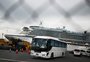 Japão transfere primeiros passageiros de cruzeiro em quarentena