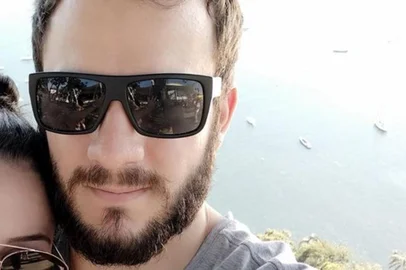 Um motorista de aplicativo foi morto a tiros dentro de um carro na noite desta quinta-feira (13), no bairro Reolon, em Caxias do Sul, na Serra. Segundo a Brigada Militar (BM), o caso ocorreu na Rua Angelina de Estefen de Souza. A vítima, de 25 anos, não teve a identidade revelada pela polícia. Ele não tinha antecedentes criminais. 