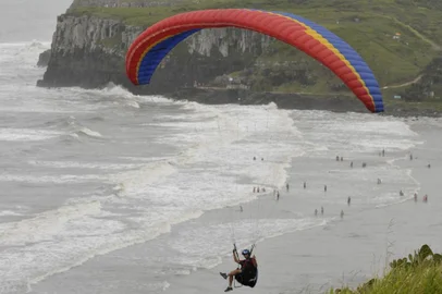  TORRES, RS, BRASIL, 08/02/2019Vôos de paraglyder e paramotor em Torres no morro do farol, para o Almanaque.(Lucas Amorelli/Agência RBS)