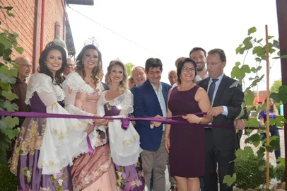 Os próximos três finais de semana serão marcados pela celebração ao início da colheita da uva em Flores da Cunha. A 14ª Festa Nacional da Vindima (FenaVindima) abriu na tarde de ontem a programação que terá atrações até o dia 1º de marços, sempre às sextas-feiras, sábados e domingos, no Parque da Vindima Eloy Kunz. A abertura oficial foi realizada pelo trio de soberanas da festa, composto pela rainha Fernanda Molon Andreazza e pelas princesas Júlia Brandalise Dondé e Sabrina Variani, juntamente com o prefeito do município, Lídio Scortgagna. Representantes do governo do Estado, bem como secretários e vereadores municipais também participaram da cerimônia.