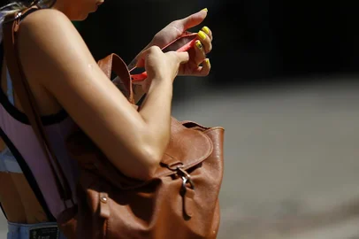  PORTO ALEGRE, RS, 12-02-2020: Pedestre distraída com celular na mão. Roubo a pedestres em Porto Alegre.  (Foto: Mateus Bruxel / Agência RBS)<!-- NICAID(14417032) -->