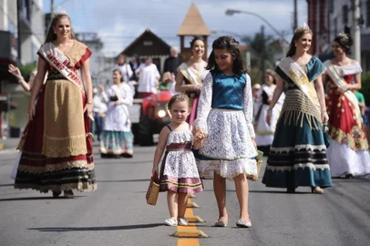  FLORES DA CUNHA, RS, BRASIL (16/02/2020)Acompanhamos o primeiro desfile da 14ª festa Nacional da Vindima, a Fenavindima, em Flores da Cunha, neste domingo. Evento reuniu centenas de figurantes e milhares de espectadores nas calçadas da Rua Borges de Medeiros. (Antonio Valiente/Agência RBS)