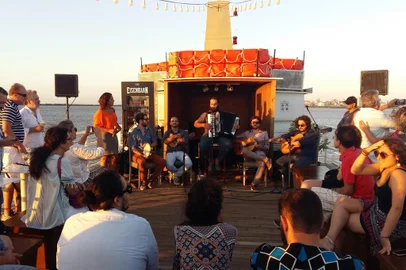 Barco Cisne Branco é palco para apresentações culturais em Porto Alegre.<!-- NICAID(14419708) -->