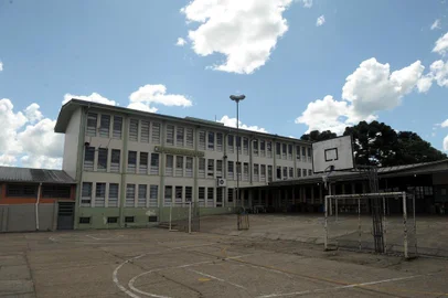  CAXIAS DO SUL, RS, BRASIL, 13/02/2020Escola Estadual de Ensino Médio Alexandre Zattera, no bairro Desvio Rizzo, em Caxias do Sul, terá R$ 1 milhão no ano para investir em uniformes, materiais e infraestrutura por ter aderido ao modelo Escola Cívico-Militar. Prioridade é novo telhado.(Lucas Amorelli/Agência RBS)