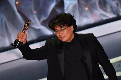 Bong Joon Ho com estatueta por Parasita