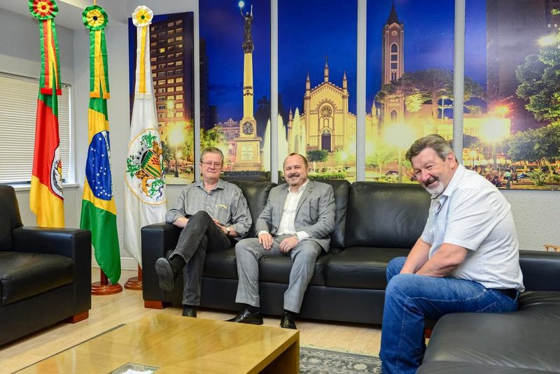 Prefeito Flávio Cassina e o vice-prefeito e secretário do Planejamento, Edio Elói Frizzo receberam a visita do ex-vice-prefeito Ricardo Fabris de Abreu.
