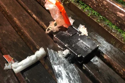 A Brigada Militar e Polícia Civil afirmam que o objeto encontrado na Praça Dante Alighieri era um simulacro de explosivo. Na manhã desta segunda-feira (17), a Guarda Municipal divulgou ter apreendido uma bomba caseira. A análise e teste feito por policiais militares, contudo, demonstraram que o material não era explosivo ou inflamável.