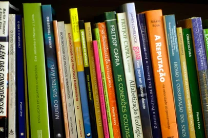  Fotos de livros para arquivo do jornal.<!-- NICAID(2973860) -->