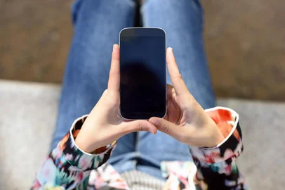 Mulher usando o celular. Foto para a coluna de Cris silva do dia 4 de janeiro de 2019<!-- NICAID(13898486) -->