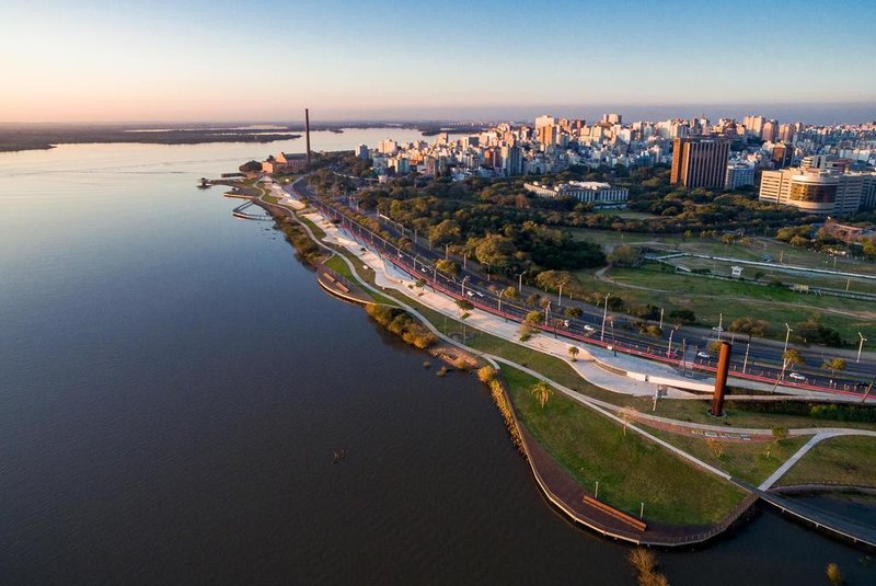  PORTO ALEGRE, RS, BRASIL,  : Orla do Guaíba revitalizada será entregue nesta semana. A revitalização da orla do Guaíba na região do Gasômetro ¿ que dividiu opiniões de porto-alegrenses durante a concepção, atrasou e ficou mais cara do que o previsto ¿ será finalmente inaugurada. E promete ser um dos locais mais agradáveis de Porto Alegre para lazer. A entrega à população está marcada para sexta-feira (29), às 10h30min. (Omar Freitas/Agência RBS)Local: Porto Alegre<!-- NICAID(13621640) -->