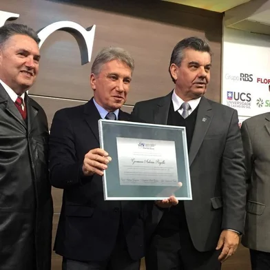 O ex-governador Germano Rigotto (MDB) recebeu o título de Associado honorário da CIC. Da esquerda para a direita: José Quadros dos Santos, presidente do Conselho Deliberativo da CIC, Rigotto, Ivanir Gasparin, presidente da CIC, e Dagoberto Lima Godoy, presidente do Conselho Superior da CIC.