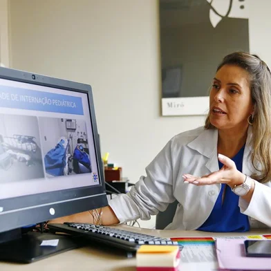  PORTO ALEGRE, RS, BRASIL, 14-02-2020: Campanha de recuperação da estrutura do Hospital de Pronto Soccorro de Porto Alegre. Será recuperado o telhado e alas do HPS. Na foto, Tatiana Breyer, Diretora do HPS (FOTO FÉLIX ZUCCO/AGÊNCIA RBS, Editoria de Porto Alegre).<!-- NICAID(14419666) -->