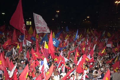 Militantes petistas em comício. (foto sem maiores informações)FDPÁGINA 10<!-- NICAID(675505) -->
