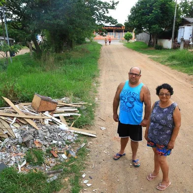  ALVORADA, RS, BRASIL - 19.02.2020 - Cidade onde mais cidadãos devem o IPTU. Na imagem: Elemar Souza e a mãe Maria Lourdes de Souza, que moram no bairro Maringá. (Foto: Tadeu Vilani/Agencia RBS)