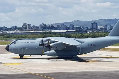 Avião militar britânico no Salgado Filho.<!-- NICAID(14425764) -->