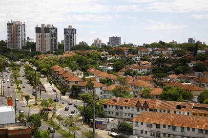 PORTO ALEGRE, RS, BRASIL, 13-02-2020: Prédios e casas na Vila Iapi. Considerada patrimônio cultural da cidade, a Vila do IAPI foi construída na década de 1950 para moradia das classes trabalhadoras da indústria. O espaço tem uma concepção integrada de urbanismo, paisagismo e arquitetura. (Foto: Mateus Bruxel / Agência RBS)<!-- NICAID(14418515) -->