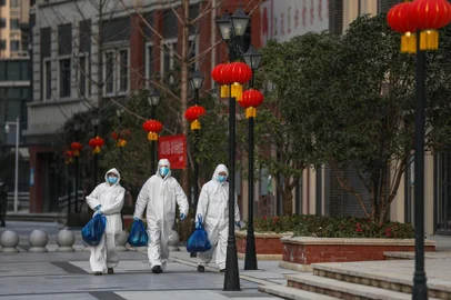 This photo taken on February 20, 2020 shows community staff members delivering foods to residents in Wuhan in Chinas central Hubei province. - The death toll in China from the COVID-19 coronavirus epidemic rose to 2,236 on February 21 after 118 more people died, most of them in the hard-hit epicentre province of Hubei, the government said. (Photo by STR / AFP) / China OUT<!-- NICAID(14427033) -->