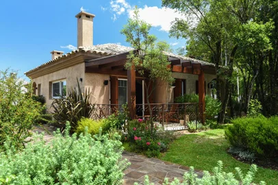 Residência no condomínio Laje de Pedra, em Canela, mostra os encantos do estilo de influência medieval renascentista.<!-- NICAID(14422977) -->