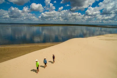  CIDREIRA, RS, BRASIL - 20/02/2020 - Especial sobre os Lençóis Cidreirenses, onde passamos pelas lagoas da Cidreira, Rondinha e Fortaleza. Na imagem: Roberto Porciúncula (de camiseta verde limão), Diamantino Tomazi (de cinza), Ricardo Figueiredo (de vermelho) e Aline Custódio (de azul). (Foto: Marco Favero/Agencia RBS)Indexador: Marco Favero<!-- NICAID(14426697) -->
