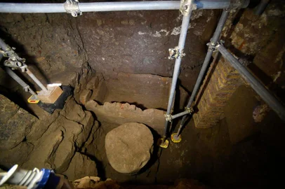  An ancient tomb thought to belong to Romes founder Romulus is pictured on February 21, 2020 at the Curia - Comitium in the Roman Forum of Rome, during its presentation to the media. - An ancient tomb thought to belong to Romes founder Romulus is being presented to the world on February 21, 2020, bringing to a head months of investigation by history sleuths. The 6th century BC stone sarcophagus, with an accompanying circular altar, was discovered under the Forum in the heart of Italys capital decades ago, but experts could not agree on whether or not it belonged to the fabled figure. (Photo by Filippo MONTEFORTE / AFP)Editoria: ACELocal: RomeIndexador: FILIPPO MONTEFORTESecao: human scienceFonte: AFPFotógrafo: STF<!-- NICAID(14427463) -->