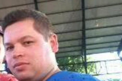 Marcelo Lara de Souza, 29 anos, morreu em um acidente de trânsito na manhã deste domingo (23). Ele dirigia um Palio, com placas de Farroupilha, por volta das 5h30min, no km 82  da RS-126 entre Lagoa Vermelha e Sananduva, quando saiu da pista e colidiu o carro contra árvores nas margens da pista.  Souza era morador de Lagoa Vermelha.Equipes dos Bombeiros militares de Lagoa Vermelha e voluntários de Tapejara estiveram no local do acidente para atender a ocorrência. No entanto, o jovem não resistiu aos ferimentos e morreu antes de ser socorrido.  <!-- NICAID(14429132) -->