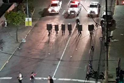 Policiais do 12º BPM de Caxias do Sul e Batalhão de Choque da Serra em atuação contra tumulto na área da Estação Férrea.<!-- NICAID(14429702) -->