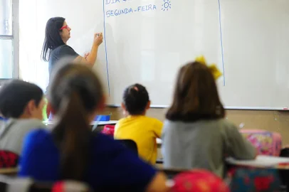  CAXIAS DO SUL, RS, BRASIL, 24/02/2020. Alunos da Escola Municipal de Ensino Fundamental Arnaldo Ballvê, voltaram às alulas nesta segunda-feira. Devido ao atraso nas obras do prédio da escola, as aulas foram transferidas para o colégio Cristóvão de Mendoza. (Porthus Junior/Agência RBS)<!-- NICAID(14430102) -->