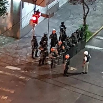 Policiais atuam em novo tumulto na área da Estação Férrea, em Caxias do Sul.<!-- NICAID(14430812) -->